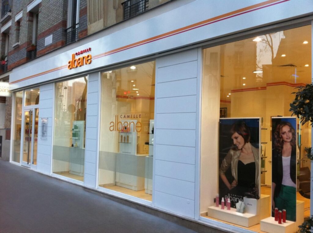 Fachada de salão de beleza com vitrine de produtos de beleza