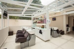 Lavatórios de salão de beleza com iluminação natural