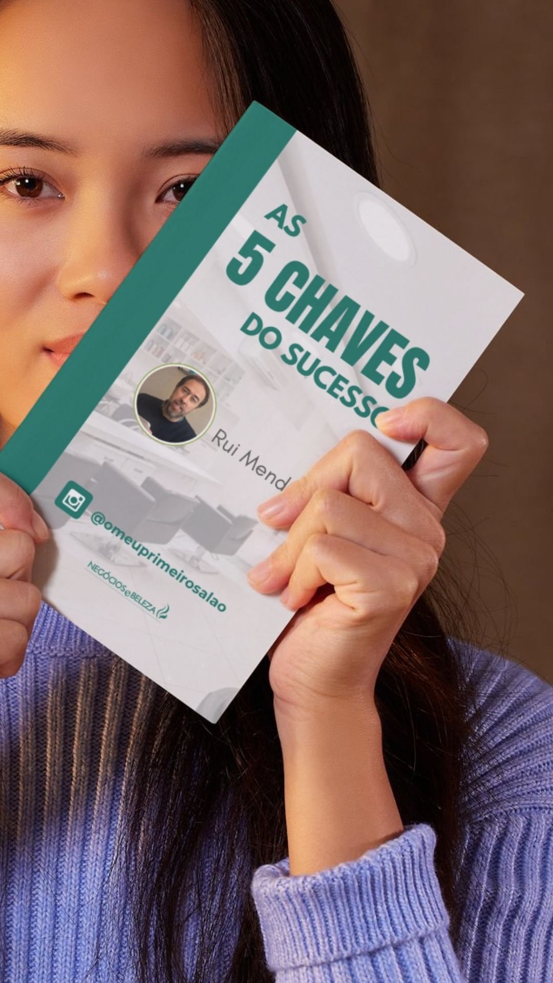Mulher segurando o livro 5 chaves do sucesso - Como Montar um Salão de Beleza